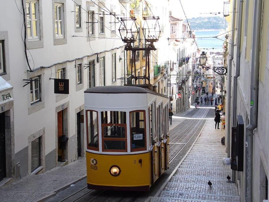 Windows Of Bica-great View Over River Apartment Lissabon