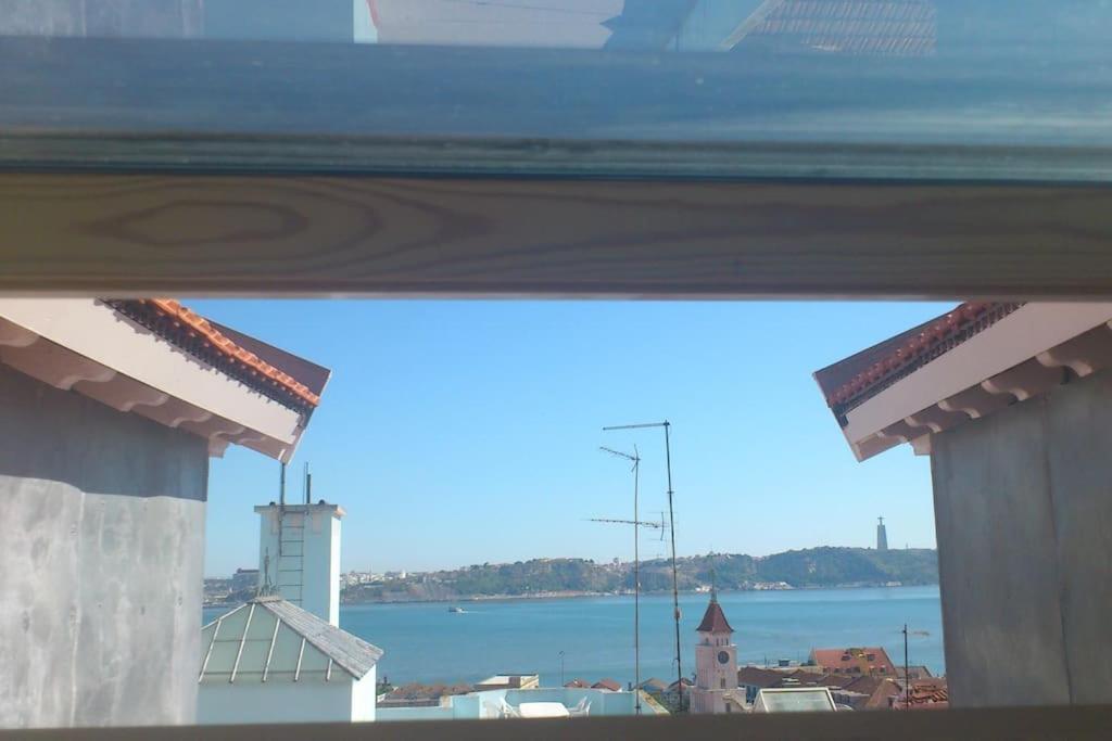 Windows Of Bica-great View Over River Apartment Lissabon